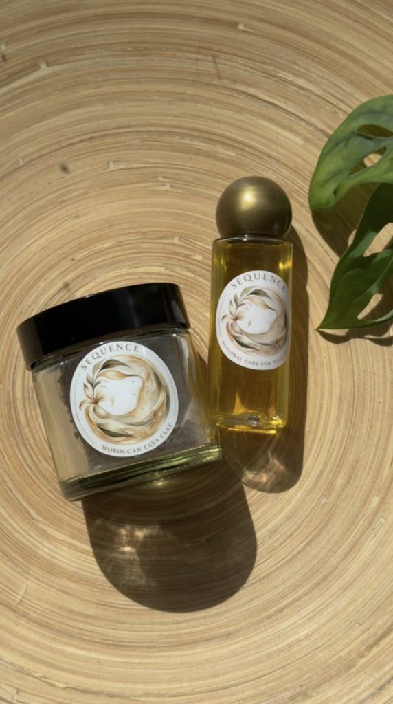 Kvinde påfører en naturlig ansigtsmaske lavet af Moroccan Lava Clay og jojobaolie som en del af sin hudplejerutine.