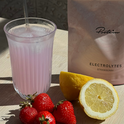 Product photography of electrolytes from Protein.dk in an aesthetic lifestyle setting.